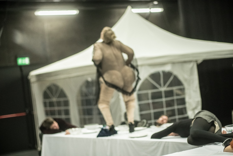 File:Arula, Arthur (Moppeli, Liivaku ja trupi „Liha luudel” (Tartu Uus Teater ja Vaba Lava, 2014), foto Gabriela Liivamägi, erakogu).jpg